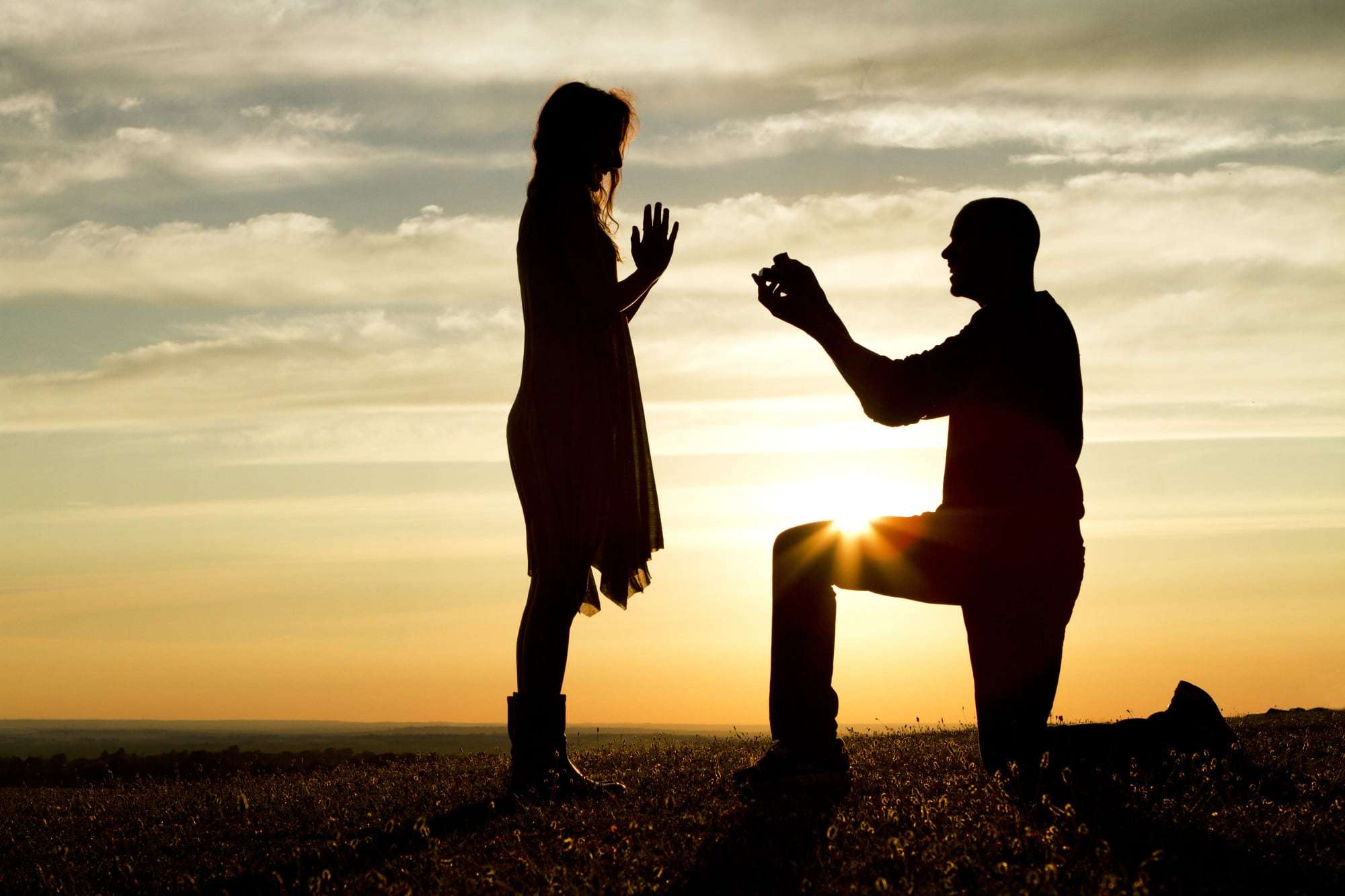 You are currently viewing Your Guide to When to Get Engaged After Finding Love Online